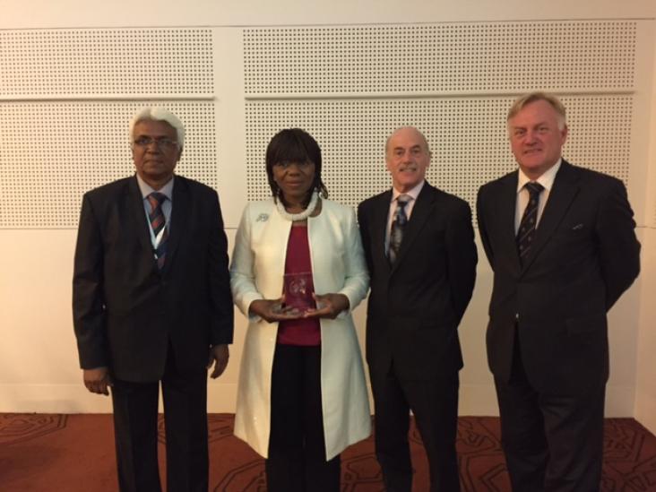 CLA President R Santhanakrishnan, winner of the award Thuli Madonsela, Nigel Roberts (LexisNexis) and past President Alex Ward